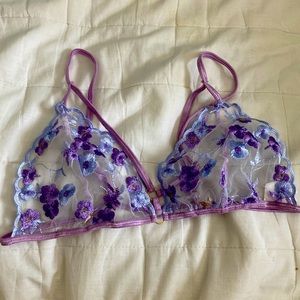 Lace bra with straps and flowers
